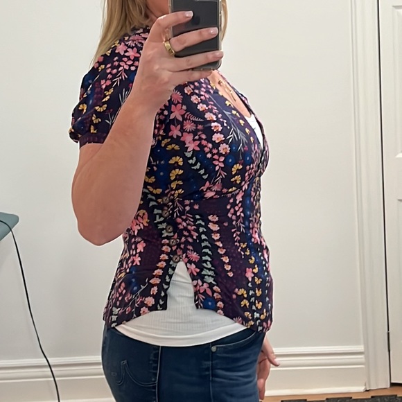 Beautiful floral top for everyday occasion. - Picture 8 of 8